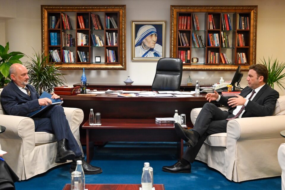 Османи на работна средба со шефот на Делегацијата на ЕУ во Македонија, амбасадорот Дејвид Гир