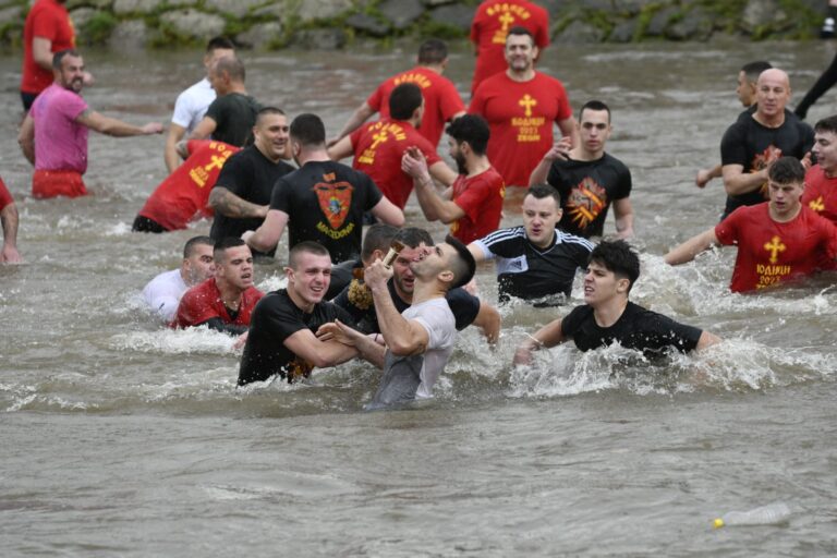 Христијан Нинески по трет пат го извади крстот од водите на Вардар во Скопје