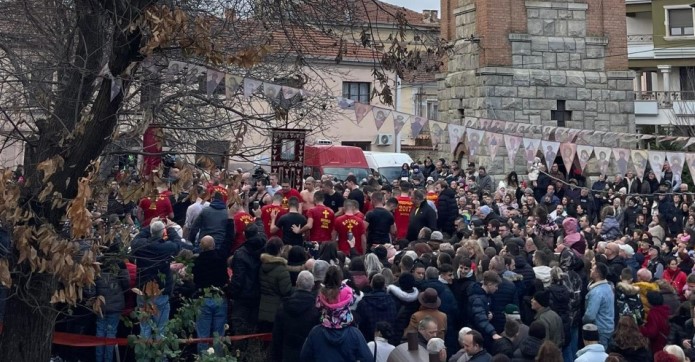 Светиот крст во Битола во рацете на Лука Дамчевски, во Новаци кај Благојче Петровски