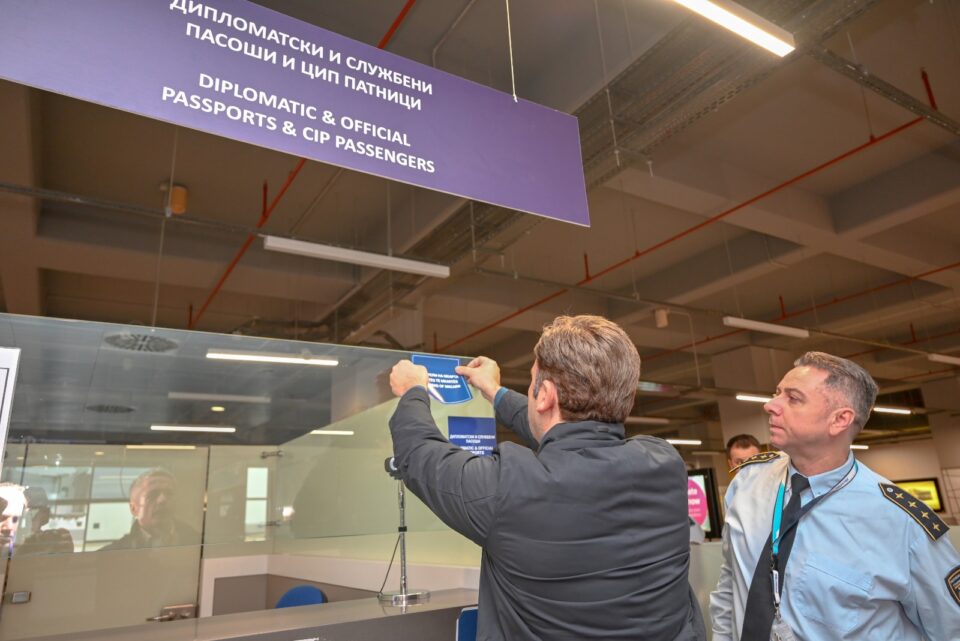 Османи: Забрзан премин за носителите на МКарта при нивното доаѓање во земјава