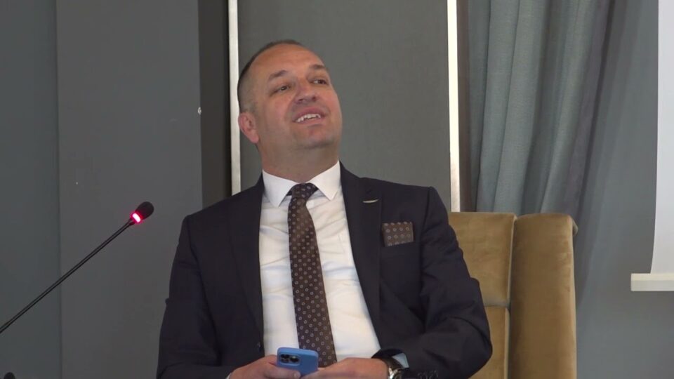 Мицковски за Дујовски: Еден од најлигавите конвертити во Македонија, со вакви држава не се прави