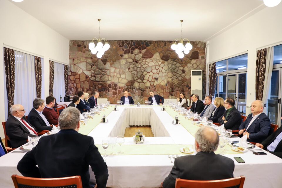 Заврши средбата на Ковачевски со коалициските партнери, засега ни збор за проширување на владината коалиција