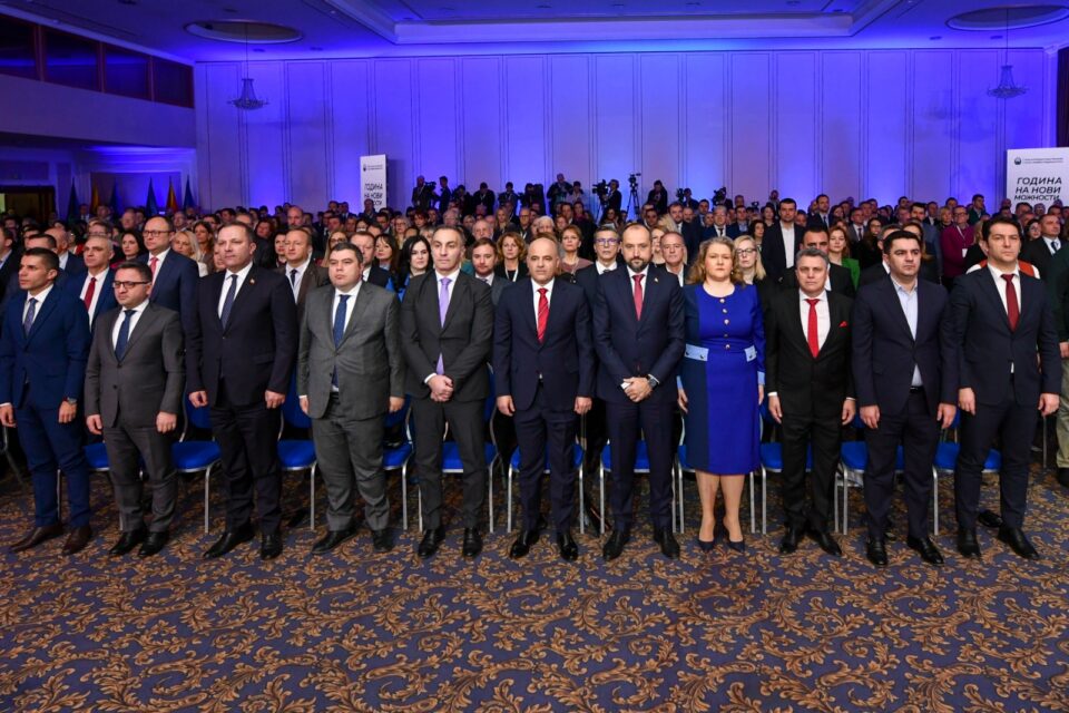 Многу „против“, малку „за“ пред седницата за реконструкција на Владата