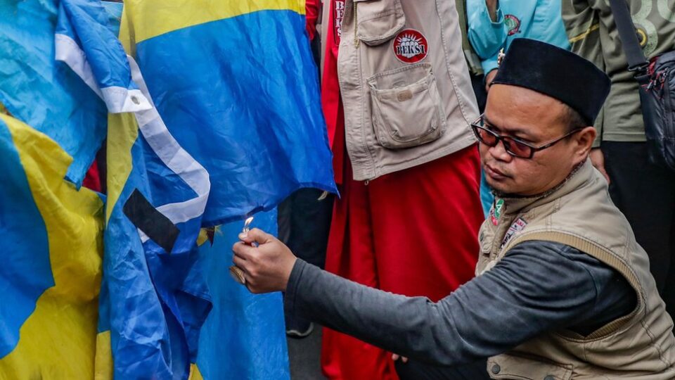 Запалени знамиња на Шведска, Данска, Холандија пред шведската Амбасада во Џакарта