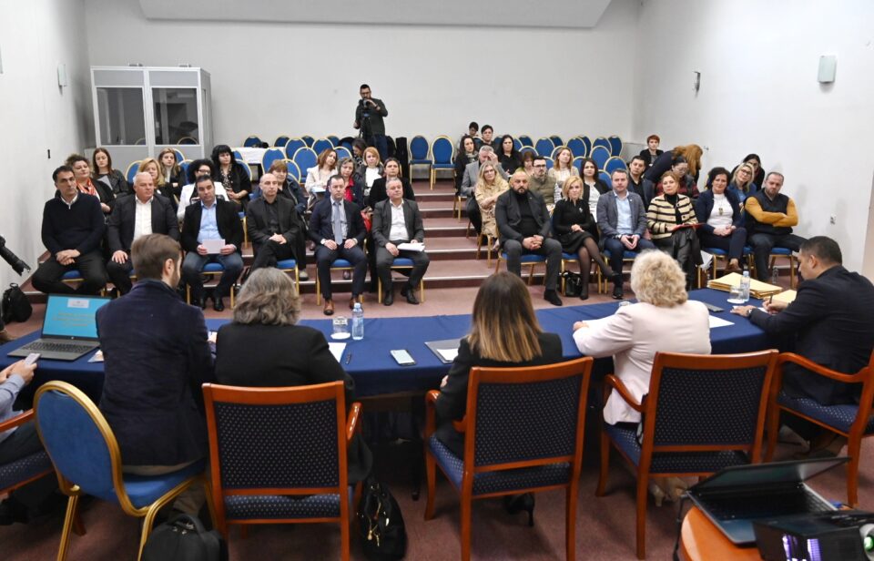 Потпишани договори со Јавните општински установи за инклузија на деца Роми