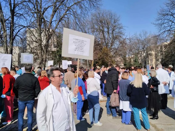 За три години, наместо ветените 10, добивме пет отсто покачување на платите, владејчката партија кампањата ја водеше на наш грб, велат здравствените работници кои денеска протестираа