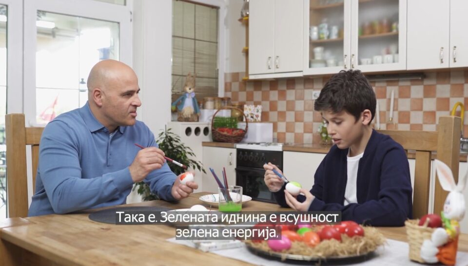 „Зелена боја за зелена енергија и евтина струја“: Ковачевски бои поучни јајца со синот во велигденската честитка