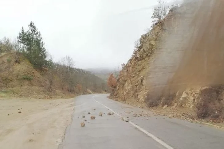 Одрон на патот кај село Извор, сообраќајот се одвива по една лента