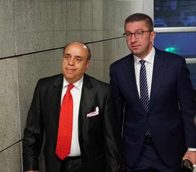 Мицкоски со коалицискиот партнер Шабан Салиу на Денот на Ромите