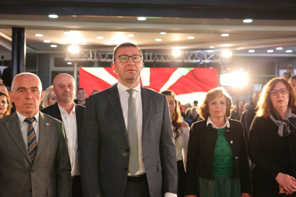 Позната ни е неразумноста на бугарската политика, но несфатлива е сервилноста на македонската влада