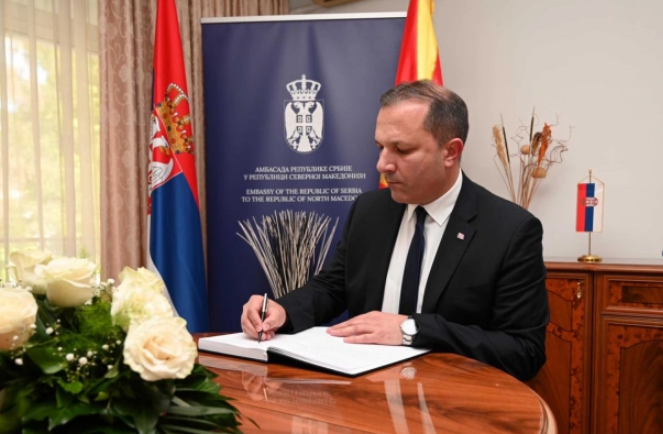 Оливер Спасовски се потпиша во Книгата на жалост во Амбасадата на Србија