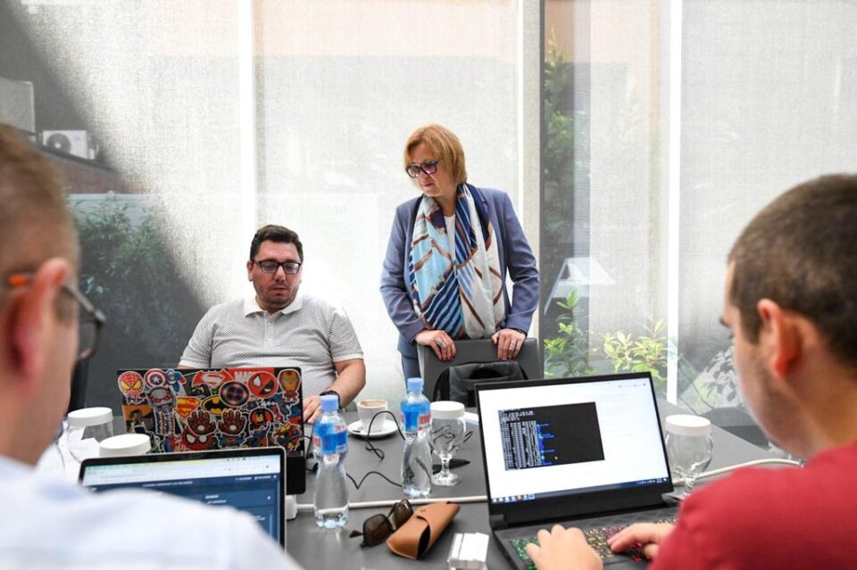 Вицепремиерката Грковска го посети македонскиот тим кој успешно се справува со симулиран сајбер напад со тимови од Албанија и Црна Гора