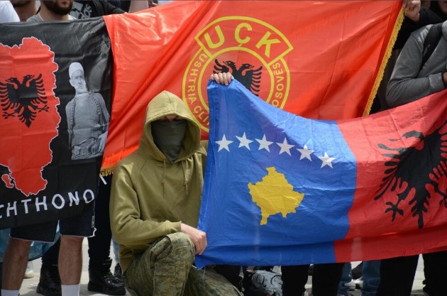 Aлбанци со знамиња на Голема Албанија со делови од Македонија тргнаа кон мостот за да дојдат кај Србите во Митровица