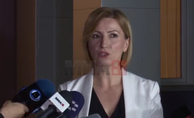 Tаче не излезе пред новинарите туку ја прати Богданка: СДСМ формирале работна група за разговори со ВМРО-ДПМНЕ за уставните измени