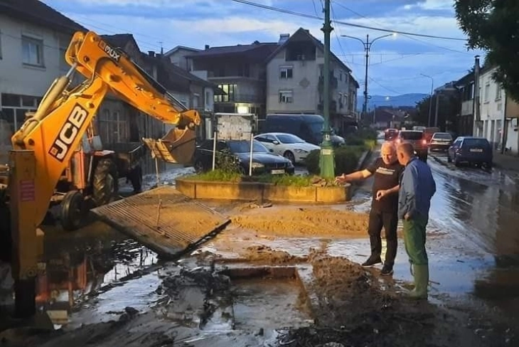 Јавни државни претпријатија се вклучуваат во санација на улици и патишта оштетени од поплавите во Делчево и Крива Паланка