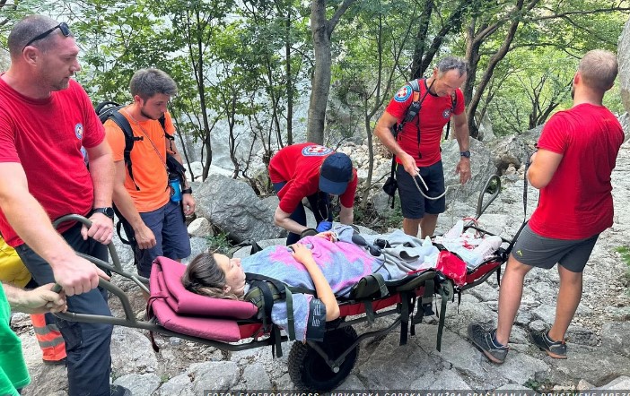 Жена се породи во ресторан на планина во Храватска во Националниот парк Пакленица