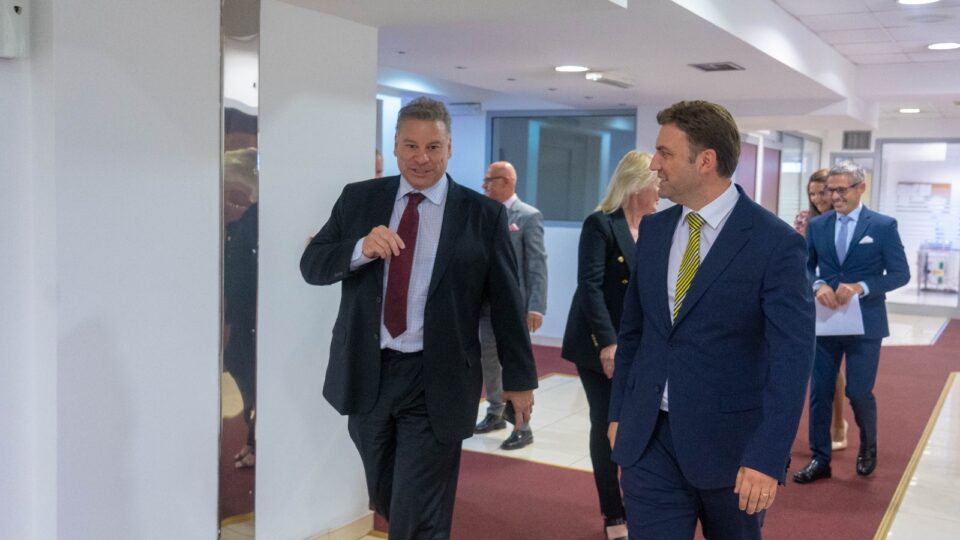 Османи до Ескобар: Блокадата нѐ чини една милијарди евра годишно финансиска поддршка од ЕУ