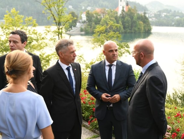 Koвачевски се виде со Курти, дали го праша за знамето на Голема Албанија?