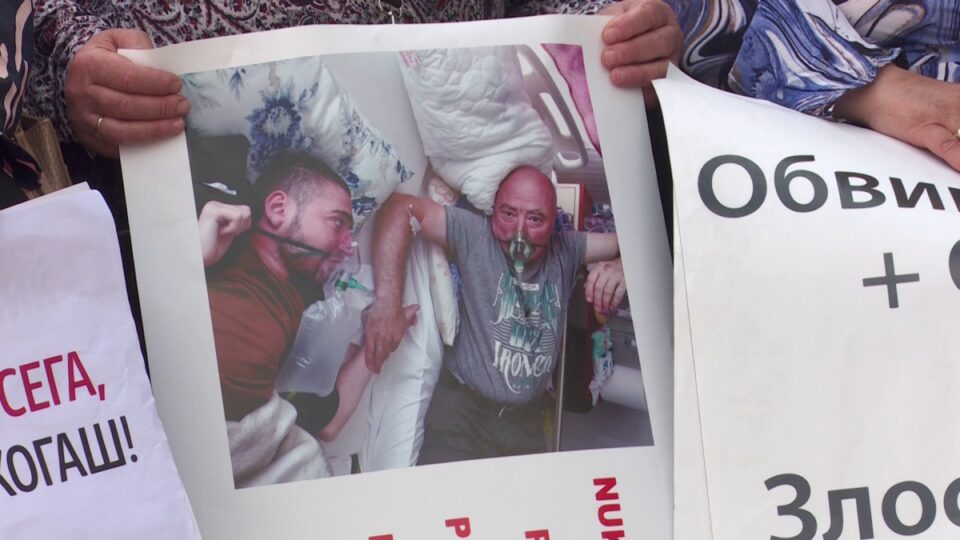 „Во оваа држава не се почитува најсветото – човечкиот живот“, се порача на протестот за пожарот во модуларната болница