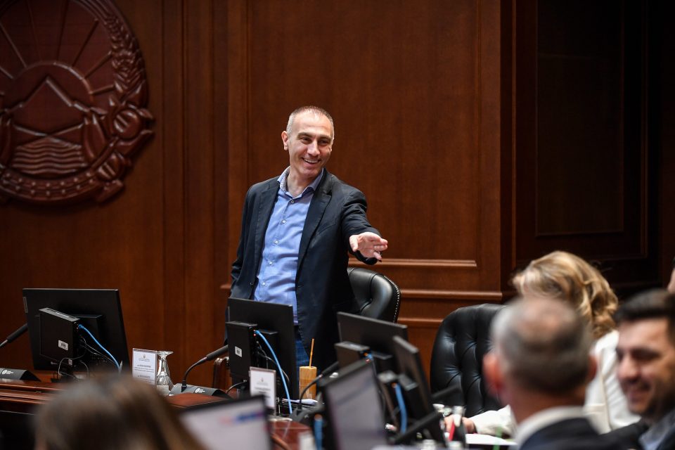 Артан Груби го претвора Визбегово во Лас Вегас, зона на убиства и валкани бизниси, обвинува албанската опозиција