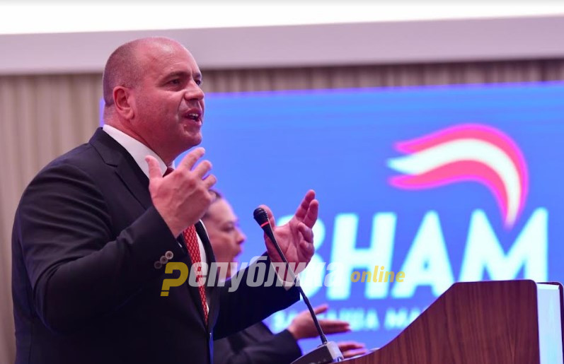 Димитриевски ги собра потписите за регистрација на партијата „ЗНАМ“